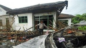 Polisi memeriksa rumah warga Ahmadiyah di Pandeglang, Banten yang dirusak massa. Pelapor khusus PBB menilai performa Indonesia masih buruk dalam menjamin kebebasan beragama.(Foto : VOA)