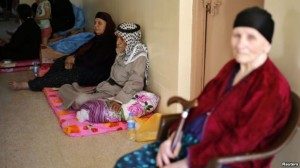Sebuah keluarga Kristen yang mengungsi dari kekerasan di Mosul dua hari lalu, tinggal di sebuah sekolah di Arbil, wilayah Kurdistan, Irak (27/6).