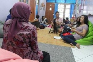 Suasana diskusi Ramadhan Rainbow di sekretariat Suara Kita. Foto: Dok Suara Kita/Yatnapelangi)