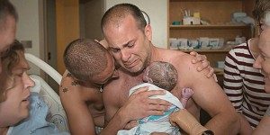 Pasangan gay Kanada BJ Barone dan Frankie Nelson terharu atas kelahiran putra pertama mereka. dailymail.co.uk 