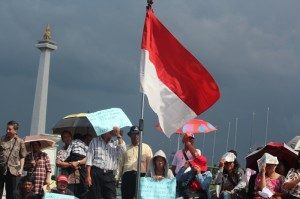 Puluhan jemaah dari GKI Yasmin dan HKBP melaksanakan kebaktian bersama didepan istana negara.  (Foto: Hartoyo/Suarakita)