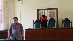 Sri Wahyuni, perempuan 23 tahun, mengajukan permohonan penetapan status jenis kelamin dari perempuan menjadi laki-laki di Pengadilan Negeri Makassar, Senin 1 September 2014. Hal ini dilakukan karena saat berusia 11 tahun, terjadi perubahan bentuk fisik kelamin pada dirinya. TEMPO/Iqbal Lubis