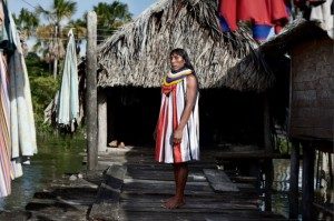 Andreas, 39tahun memakai busana tradisional Warao.Foto: Alvaro Laiz/lens.blogs.nytimes.com