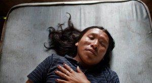 Yoni 16tahun berbaring diperduanya di San Franscisco de Guayo. Foto: Alvaro Laiz/lens.blogs.nytimes.com