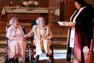 Lebih dari tujuh dekade Vivian Boyack (91tahun), dan Alice (90tahun) menikah. Pendeta Linda Hunsaker memimpin pernikahan , di Davenport, Iowa, Amerika