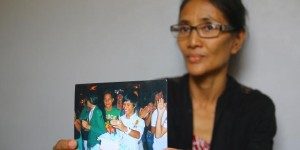 Nining Sukarni, ibunda Mayang Prasetyo, menunjukkan foto Mayang semasa hidup, di kediamannya di Lampung, Selasa (7/10/2014). Mayang menjadi korban pembunuhan dengan mutilasi oleh kekasihnya, Marcus Volke (28) di Brisbane, Australia. TRIBUN LAMPUNG/PERDIANSYAH