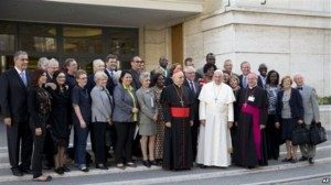 Paus Fransiskus berfoto bersama para anggota sinoda Gereja Katolik Roma di Vatikan, di sela-sela pertemuan mengenai masalah isu-isu keluarga (10/10).