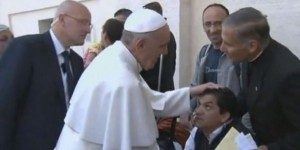 Paus Fransiskus berdoa dan memegang kepala seorang pemuda. dailymail.co.uk