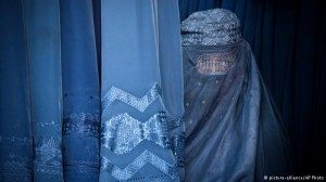 Foto: perempuan sedang menunggu layanan medis di Kabul.