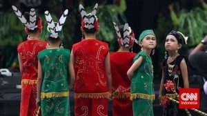 Peserta pementasan tari anak, dalam rangkaiaan acara "Akarnaval" perayaan 20 tahun Sanggar Anak Akar Indonesia, Taman Ismail Marzuki, Jakarta, Sabtu (22/11). (CNN Indonesia/Adhi Wicaksono)