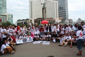 Kampanye Ayo Peluk ODHA, Minggu 28/12/2014. Bundaran Hotel Indonesia. Foto;dok/SuaraKita/YatnaPelangi