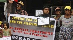 Warga yang menentang kehadiran militer AS di Filipina melakukan aksi demonstrasi menuntut tersangka dipindahkan ke penjara. (Reuters/Lorgina Minguito)