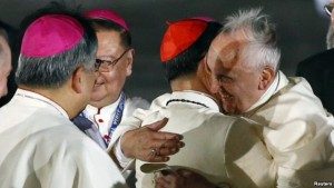 Pope Fransiskus (kanan) memeluk Kardinal Filipina Luis Antonio Tagle saat tiba di Markas Angkatan Udara Villamor di Manila, untuk kunjungan kenegaraan dan pastoralnya, Kamis (15/1).