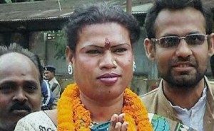Mandhu Kinnar (tengah), Transeksual India Pertama Yang Menjadi Walikota