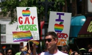 (Sumber : http://images.huffingtonpost.com/2014-10-14-gayteachrprotest3.jpg)
