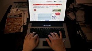 Seorang warga India menggunakan internet di sebuah warnet di New Delhi, India (foto: dok).