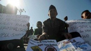 Sejumlah mahasiswa dari Institut Agama Islam Negeri (IAIN) Palu membawa pamplet saat berunjukrasa memprotes pemblokiran situs Islam oleh Keminfo dan Komunikasi di Palu, Sulawesi Tengah di Palu, Rabu (8/4). Menurut mereka, tidak semua dari 22 situs yang diblokir Keminfo dan Komunikasi itu adalah situs radikal seperti yang dituduhkan oleh Badan Nasional Penanggulangan Terorisme (BNPT). (Antara Foto/Basri Marzuk)