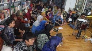 Suasana Diskusi Nonton Bareng Film 'Emak Dari Jambi" Di Kapal Perempuan. (Foto : Rafi/Suara Kita)