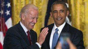 Wapres AS Joe Biden, kiri, dan Presiden Barack Obama bereaksi setelah memerintahkan seorang aktivis berulangkali mengganggu pidatonya keluar dari Ruangan Timur Gedung Putih pada sebuah resepsi merayakan Bulan LGBT di Washington, Rabu (24/6).