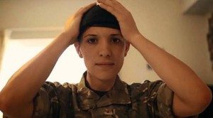 Hannah Witerbournem, perwira Angkatan Darat Inggris menyatakan lebih nyaman menjadi wanita. | via: telegraph.co.uk