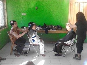 Potong Rambut Gratis Oleh Komunitas LGBT Gorontalo  (Foto : Binthe Pelangi Gorontalo)