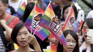 Pada 2013 lalu, sekitar 1.200 warga Taiwan berkumpul dan melakukan aksi 'pesta pernikahan' palsu untuk mendesak pemerintah melegalkan UU pernikahan sesama jenis di Taiwan. (Reuters/Pichi Chuang)
