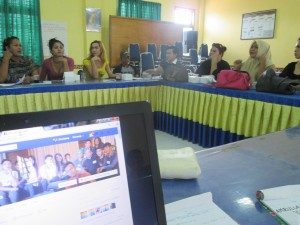 Suasana pelatihan menulis bagi komunitas LGBT Aceh. (Foto : Hartoyo/Suara Kita)