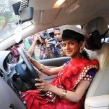 Pengemudi Taksi Transgender Pertama di Mumbai, India