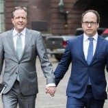 Lelaki di Belanda Saling Berpegangan Tangan Melawan Homofobia