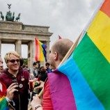 Bendera Pelangi Berkibar Menyambut Kesetaraan Pernikahan di  Jerman
