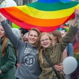 Sepertiga  dari Orang yang Berusia 16 Sampai 22 Tahun Mengidentifikasikan Diri Mereka Sebagai Gay atau Biseksual