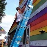Sepasang Lesbian Mewarnai Rumah Mereka dengan Warna Pelangi untuk Melawan Pelecehan oleh Tetangga