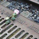 Kisah-Kisah Gay yang Tak Terungkap dari Auschwitz