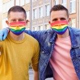 Pasangan Gay Polandia Membagikan Ratusan Masker Pelangi untuk Melawan Virus Corona dan Zona ‘Bebas LGBT’ di Negara Mereka