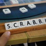 Penggemar Scrabble Mendesak untuk Pelarangan Kata-Kata Rasis dan Transfobik