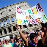 Aktivis LGBT Berjuang Melawan Gereja Katolik untuk Akhirnya Mengesahkan Undang-Undang Kejahatan Rasial di Italia