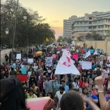 Peserta Aurat March Pakistan  Menuntut Pemberantasan Kemiskinan, Kelaparan dan Diskriminasi Gender